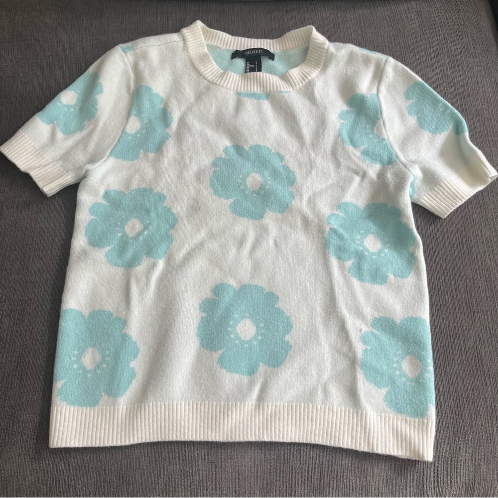 Short sleeve flower sweater